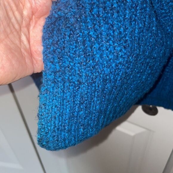 American Eagle Outfitters sweater  - Picture 4 of 6